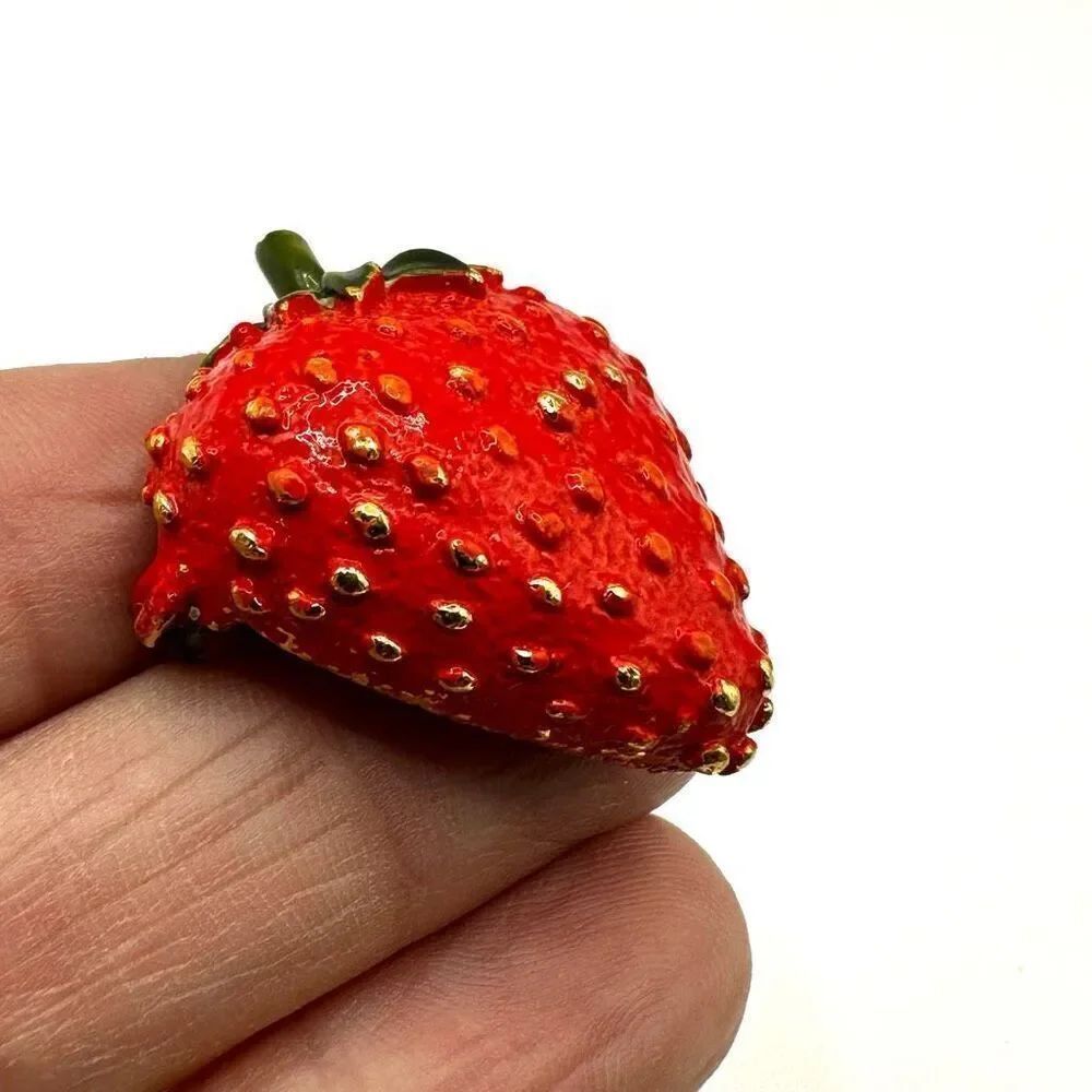 Strawberry brooch - Picture 5 of 7